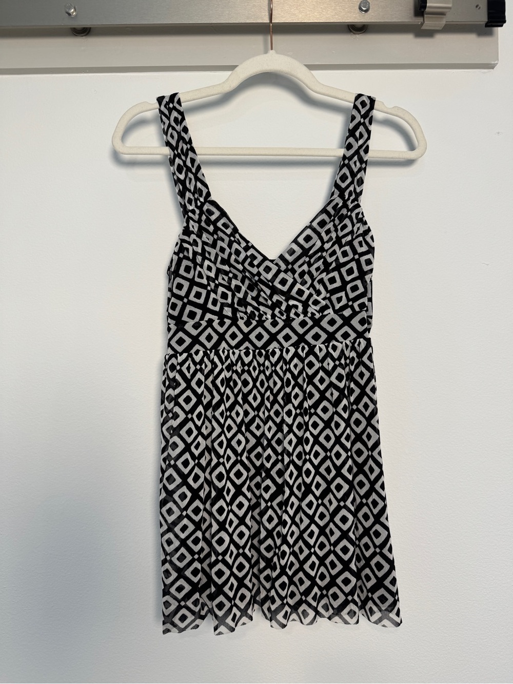 Michael Kors Black and White Geometric V-Neck Blouse Sleeveless Top Medium